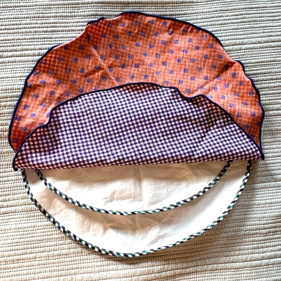 Round Pocket Squares- From Harry Rosen - Picture 1 of 2